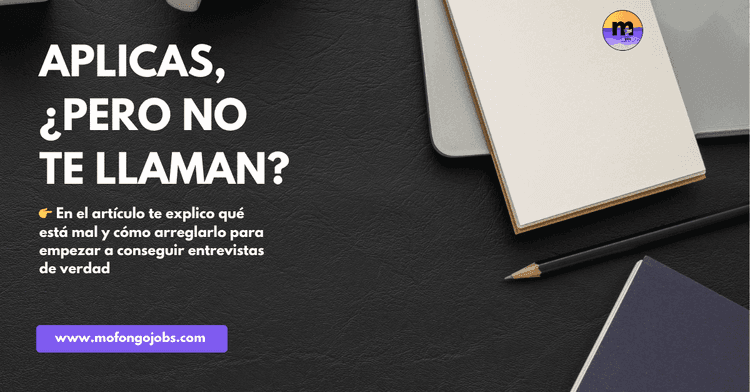 Flat lay of a desk with a coffee cup, laptop, notebook, and pen. Overlaid text reads: “Aplicas, ¿pero no te llaman?” with a note inviting readers to learn how to fix their resumé to get interviews, plus the MofongoJobs website link.
